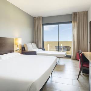 Habitación doble con niños Hotel ILUNION Calas de Conil Conil de la Frontera