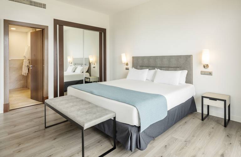 Habitación junior suite Hotel ILUNION Calas de Conil Conil de la Frontera